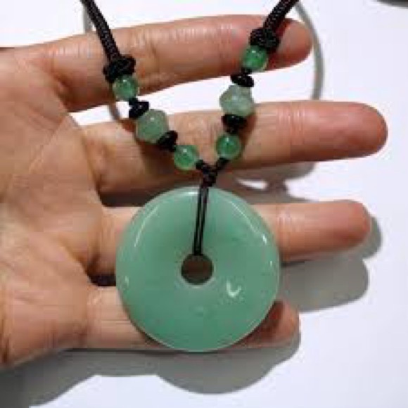 Elegant Green Pendant Necklace - Picture 1 of 9